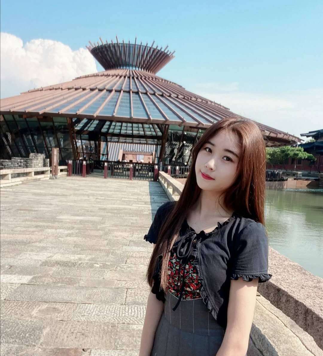 白云子嫣：人照合一，颜值身材正点，服务给力配合绝